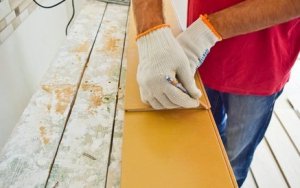 Essentiell für den Zuschnitt: Ausmessen und Anzeichnen Laminatschneider - messen und anzeichnen