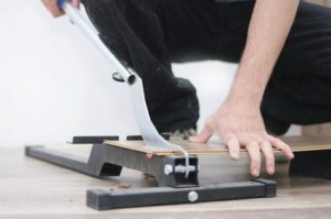 Wichtig: Laminat gut festhalten Wichtig: Laminat gut festhalten